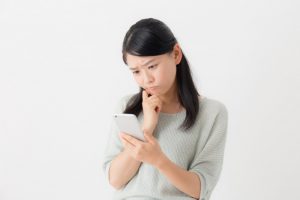 スマホを見る妻